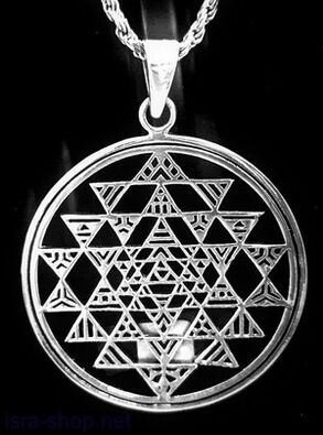 Un amuleto de metal que atrae a boa sorte en forma de colgante
