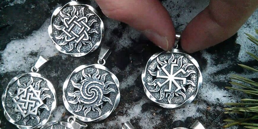 Amuletos eslavos que atraen a riqueza feitos de prata
