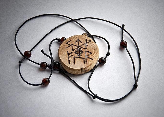 amuleto feito de madeira